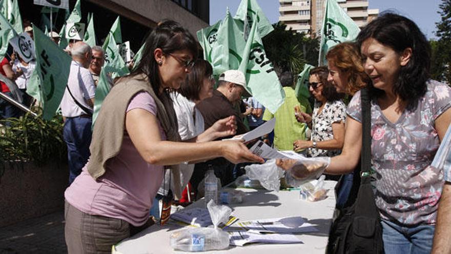 Profesores afiliados a CSIF en una manifestación ante la sede de Educación.