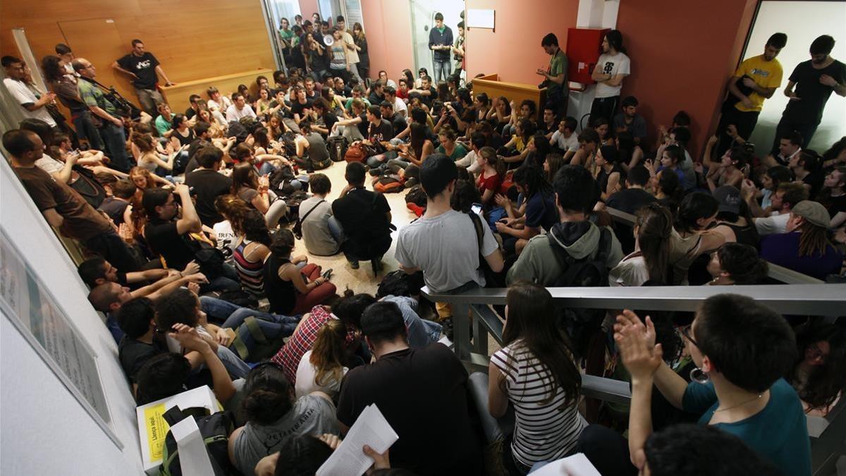 Mas de doscientos alumnos estudiantes de la Universitat Autonoma de Barcelona UAB se encierran en el Rectorado en el dia de huelga y de protesta