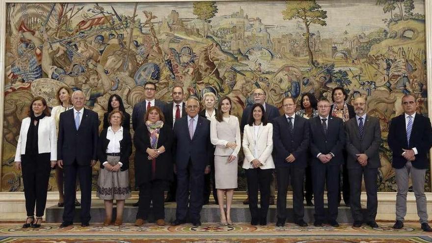 La reina Letizia, con representantes de la FAD, ayer, en el Palacio de la Zarzuela.