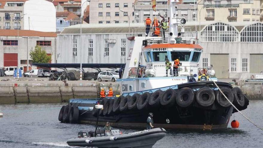 Maniobras de la Guardia Civil en aguas interiores del Puerto de Marín.  // S.A.