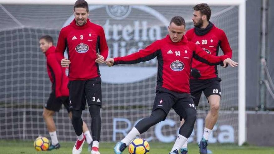 Lobotka controla un balón antes Fontás y Sergi Gómez. // Cristina Graña