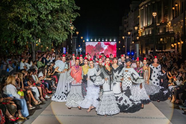 Momento final del desfile Andalucía es Flamenca