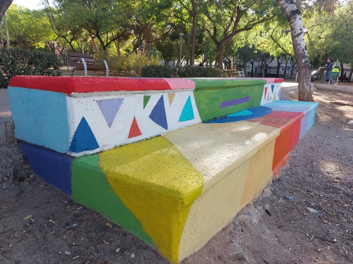 Una de las intervenciones en el mobiliario urbano realizada por los alumnos.
