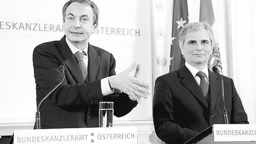 Zapatero y el canciller austriaco, el socialista Werner Faymann, durante su comparecencia conjunta en Viena.