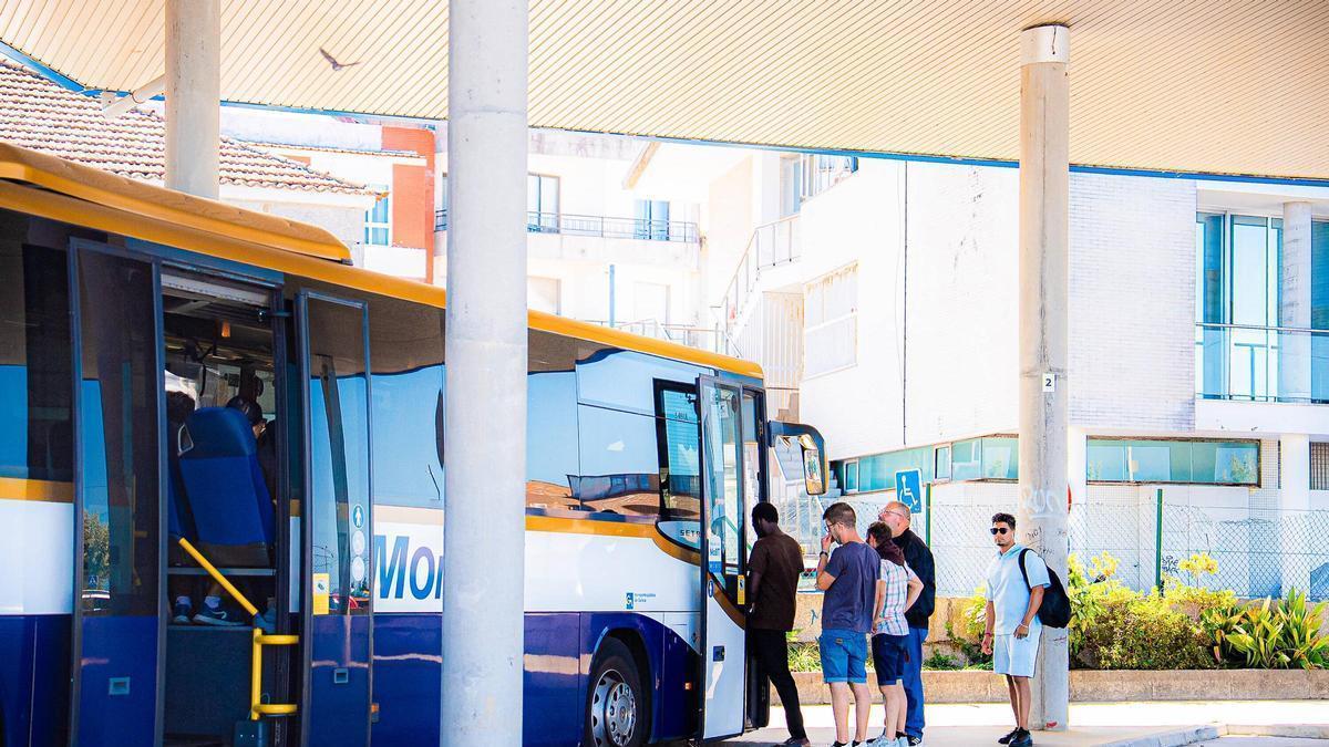 Un grupo de viajeros accede a un autobús en la estación de Cambados