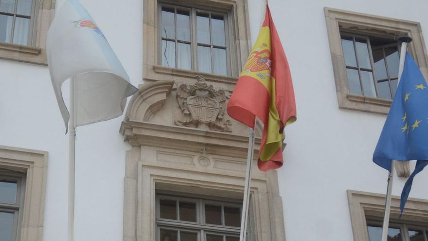 Símbolo franquista en la fachada de la Audiencia de Pontevedra. |   // RAFA VÁZQUEZ