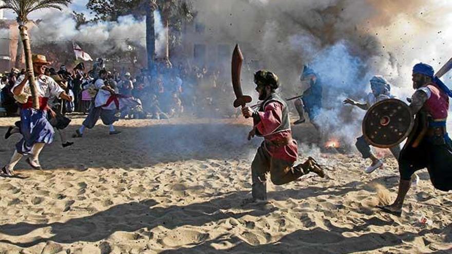 Batalla entre moros y cristianos en la playa de Can Repic, en el Port de Sóller, en 2013.