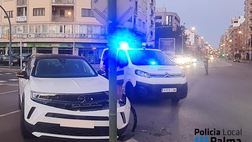 Una conductora ebria se estrella contra un semáforo en Palma