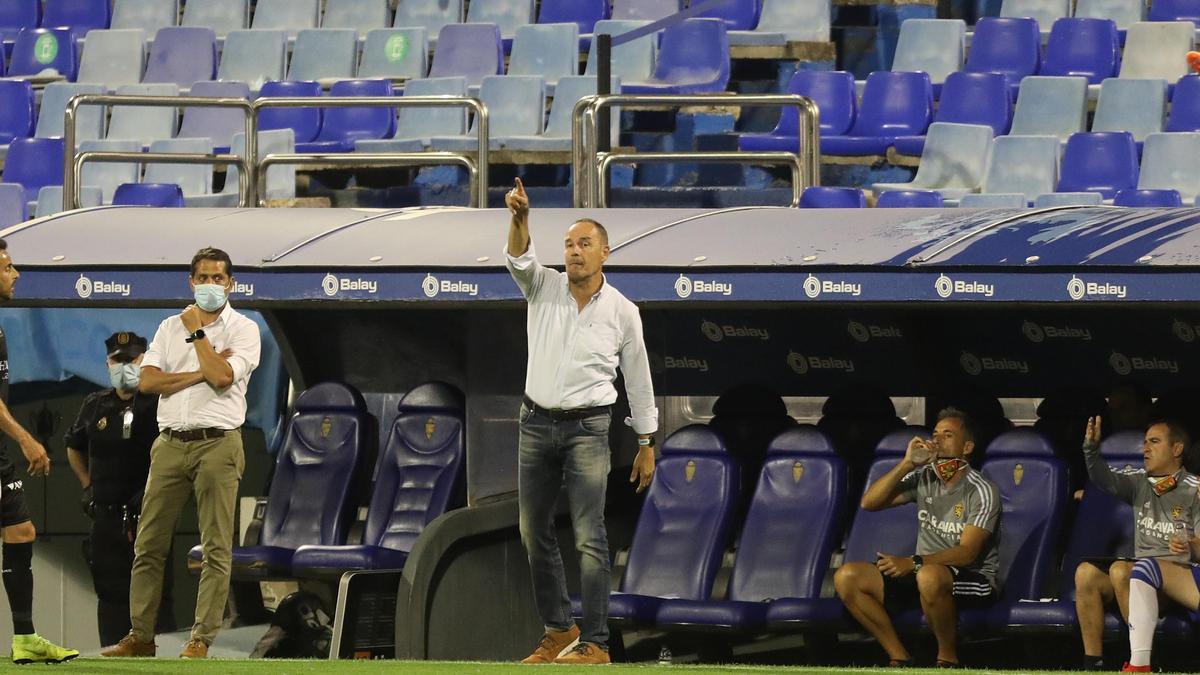 Víctor Fernández da instrucciones con La Romareda vacía detrás.