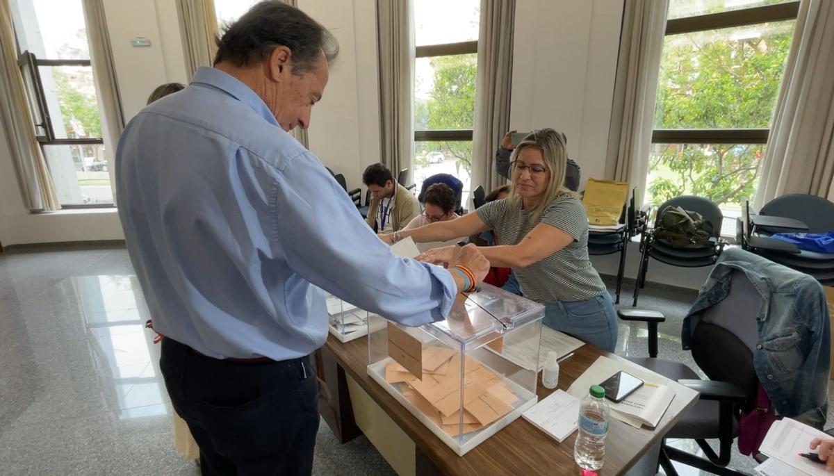 Fernando Baselga, candidato de Ciudadanos, votando en Badajoz.