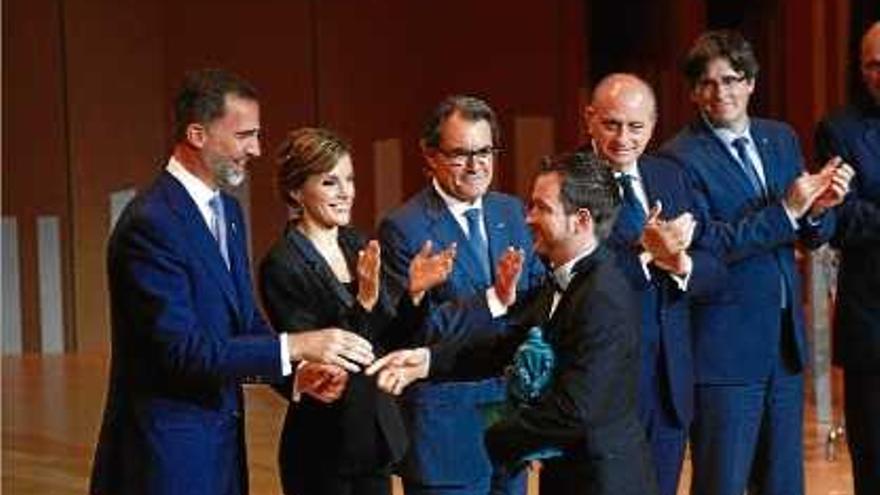 Carles Puigdemont, a la dreta, durant l&#039;entrega de premis de la Fundació l&#039;any passat.