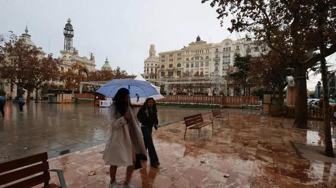 Els últims espeternecs de la borrasca Emilia encenen avisos per pluja i tempestes al litoral mediterrani