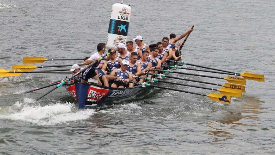 La trainera de Tirán Pereira ejecutando una virada en una regata de esta temporada. // Cortesía Jaime Boubeta