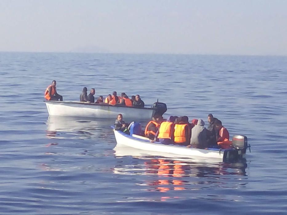 Rescate de 21 inmigrantes en dos pateras al sur de Torrevieja por parte del servicio marítimo de la Guardia Civil