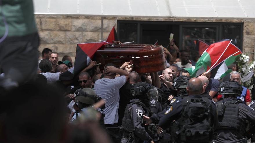 Palestinos despiden a periodista Shireen Abu Akleh en Jerusalén.
