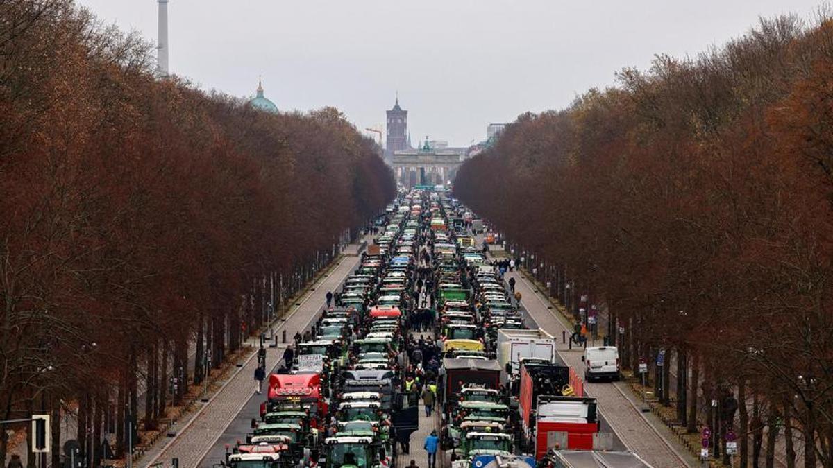 Protesta de tractores en la calle 17 Junio de Berlín, este lunes.