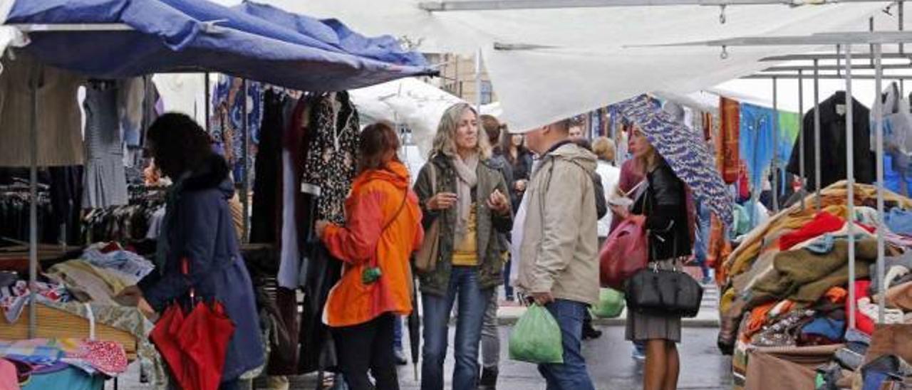 Clientes en una de las últimas ediciones de la feria de Bouzas. // Marta G. Brea