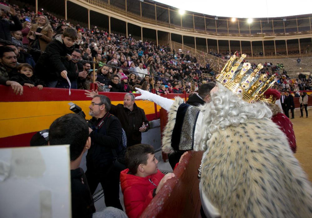 La Cabalgata ha partido poco después de las siete de la tarde desde la avenida de la Estación, con 24 carrozas cargadas con 30.000 juguetes y sacos con 6.000 kilos de caramelos.