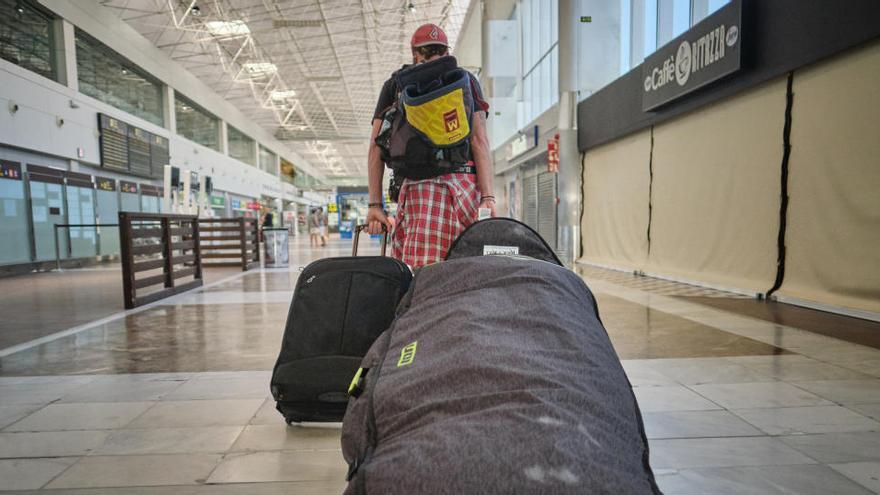 Un turista británico, en el aeropuerto de Tenerife Sur.