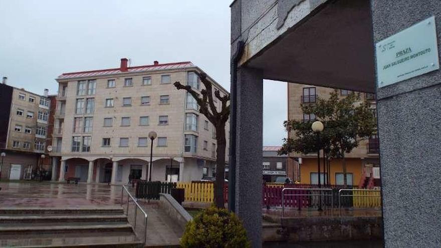 Placa con el nombre del exalcalde en la antigua plaza ferial.