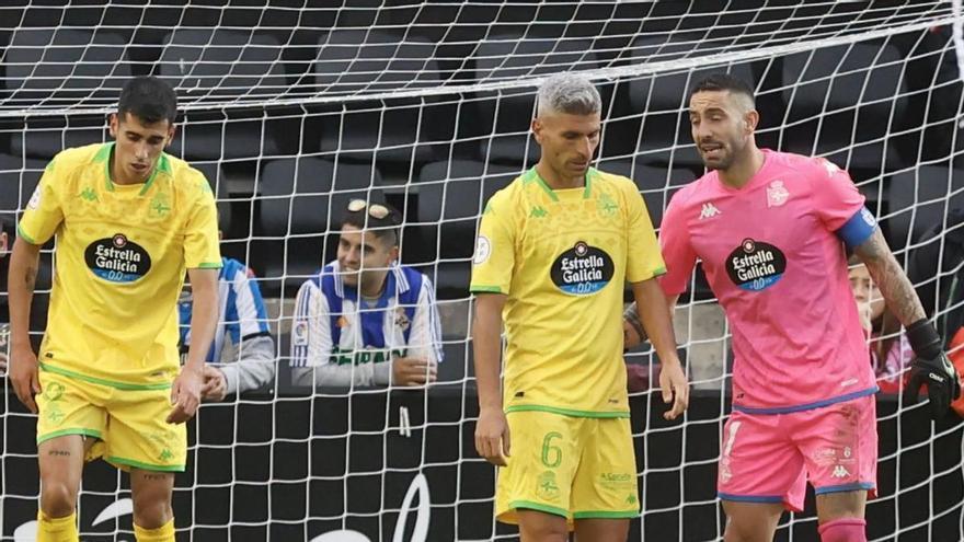 Villares, Salva Sevilla y Mackay, tras encajar uno de los goles en Irún. |  // LOF