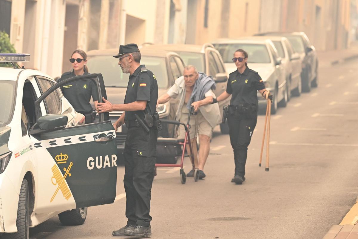 Evacuación de un vecino mayor de la Vilavella.