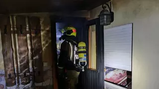 Los bomberos sofocan un aparatoso incendio en la sauna de un chalé de Torrevieja
