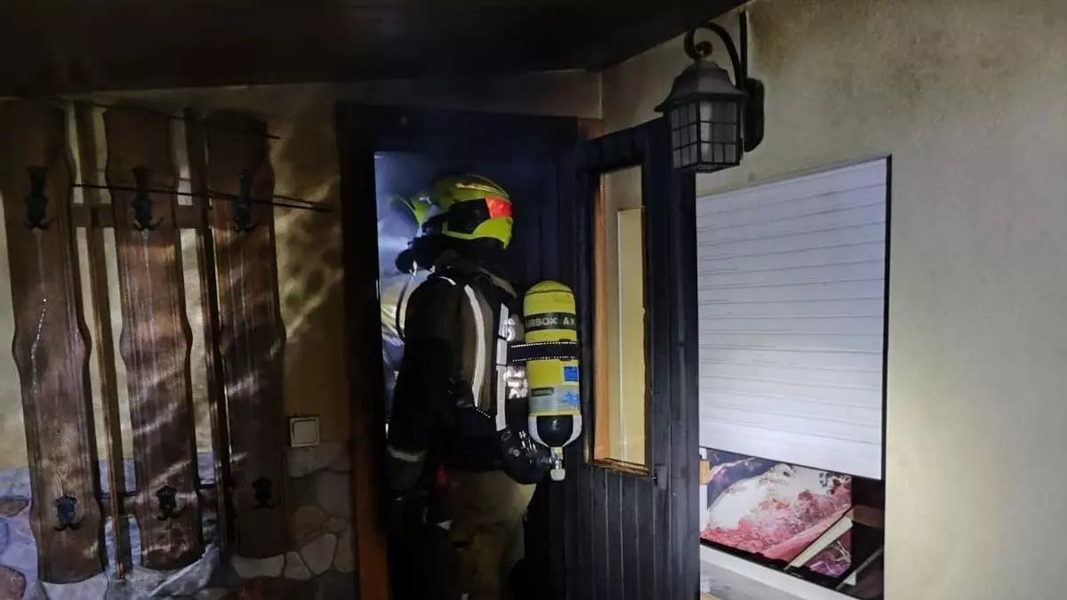 Los bomberos sofocan un aparatoso incendio en la sauna de un chalé de Torrevieja