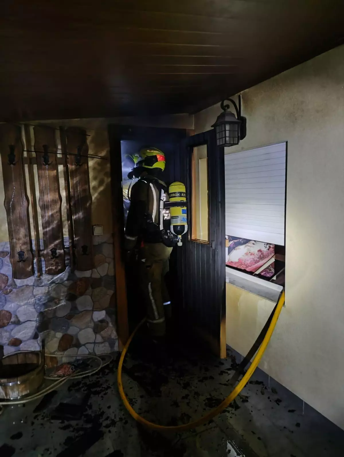 Así han actuado los bomberos de Torrevieja para controlar un incendio en una sauna exterior en un chalé de Torrevieja