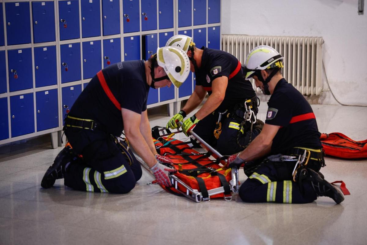 Los bomberos preparan la camilla empleada para este tipo de rescates.