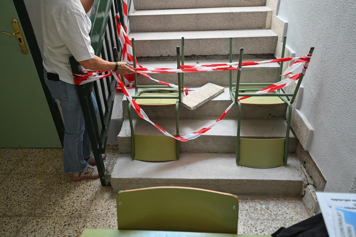 Una escalera cerrada por las deficiencias que presentan las baldosas