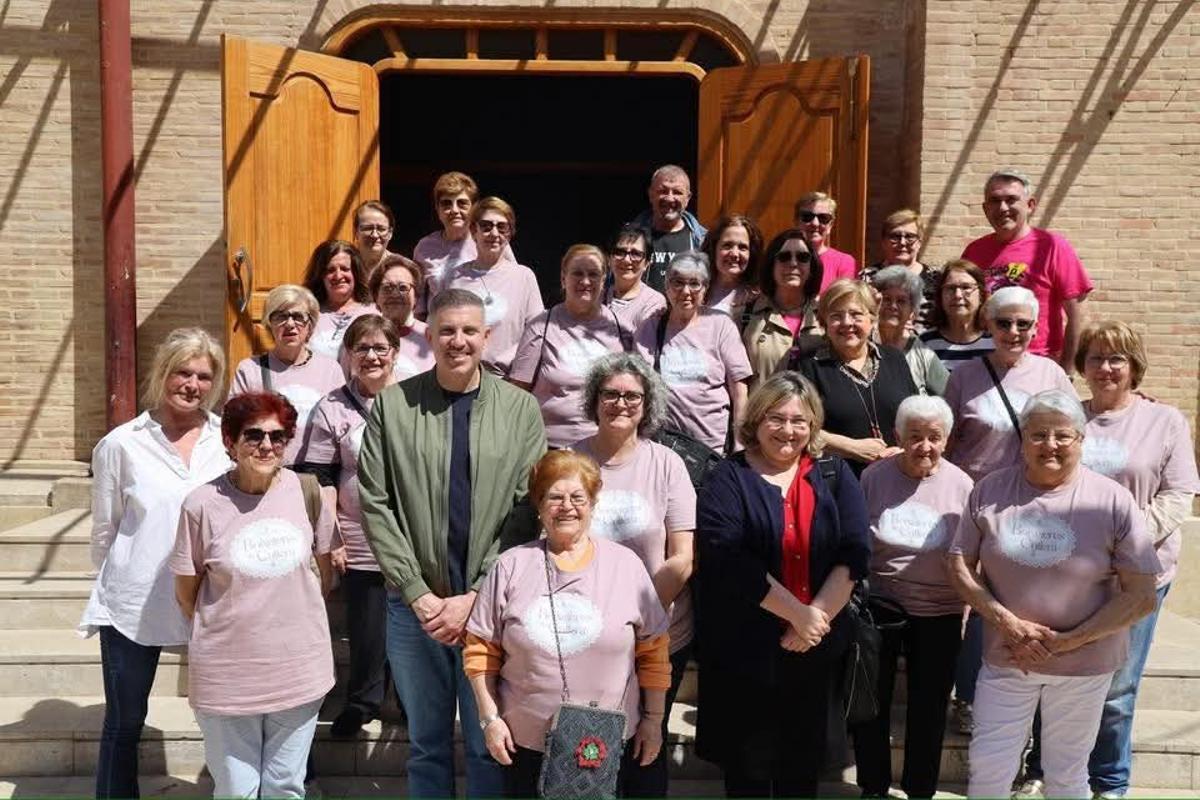 El alcalde de Cullera, con un grupo de bolilleras.