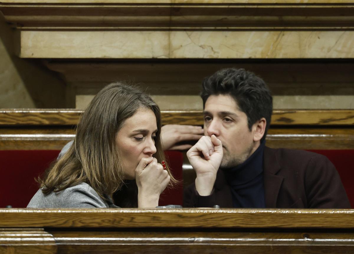GRAFCAT8209. BARCELONA, 11/02/2026.- Los diputados de Comuns, Jessic Albiach y David Cid, durante la sesión de control al gobierno catalán en el pleno del Parlament, en ausencia del presidente catalán, Salvador Illa, aún de baja médica, en un contexto marcado por la crisis ferroviaria y la huelga de docentes. EFE/Andreu Dalmau