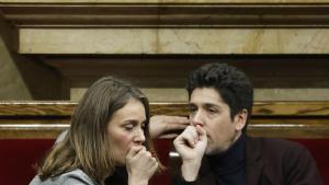 GRAFCAT8209. BARCELONA, 11/02/2026.- Los diputados de Comuns, Jessic Albiach y David Cid, durante la sesión de control al gobierno catalán en el pleno del Parlament, en ausencia del presidente catalán, Salvador Illa, aún de baja médica, en un contexto marcado por la crisis ferroviaria y la huelga de docentes. EFE/Andreu Dalmau
