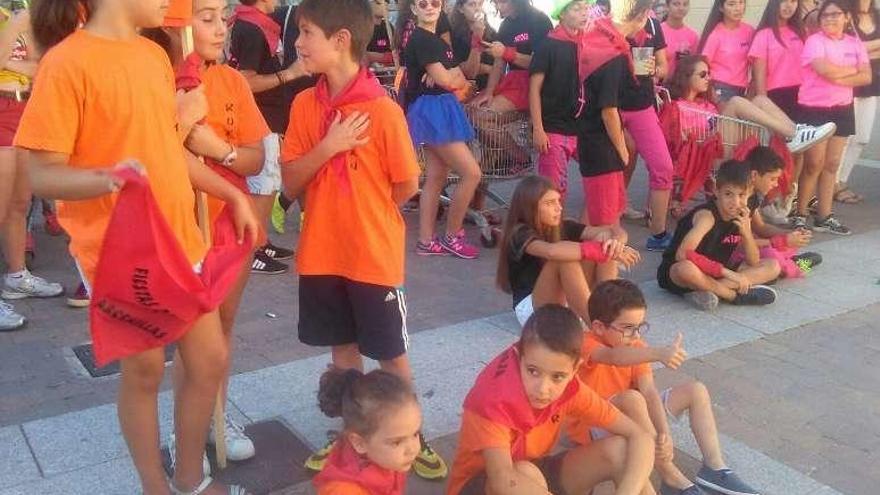 Jóvenes participantes en los festejos de ayer.