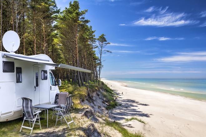 Autocaravana frente a playa