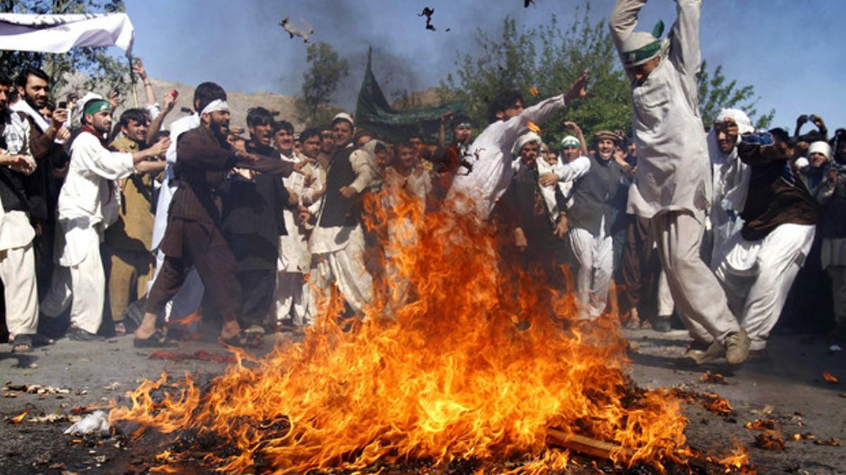Quema de una efigie de Obama en Jalalabad en protesta por la quema del Corán en Florida.