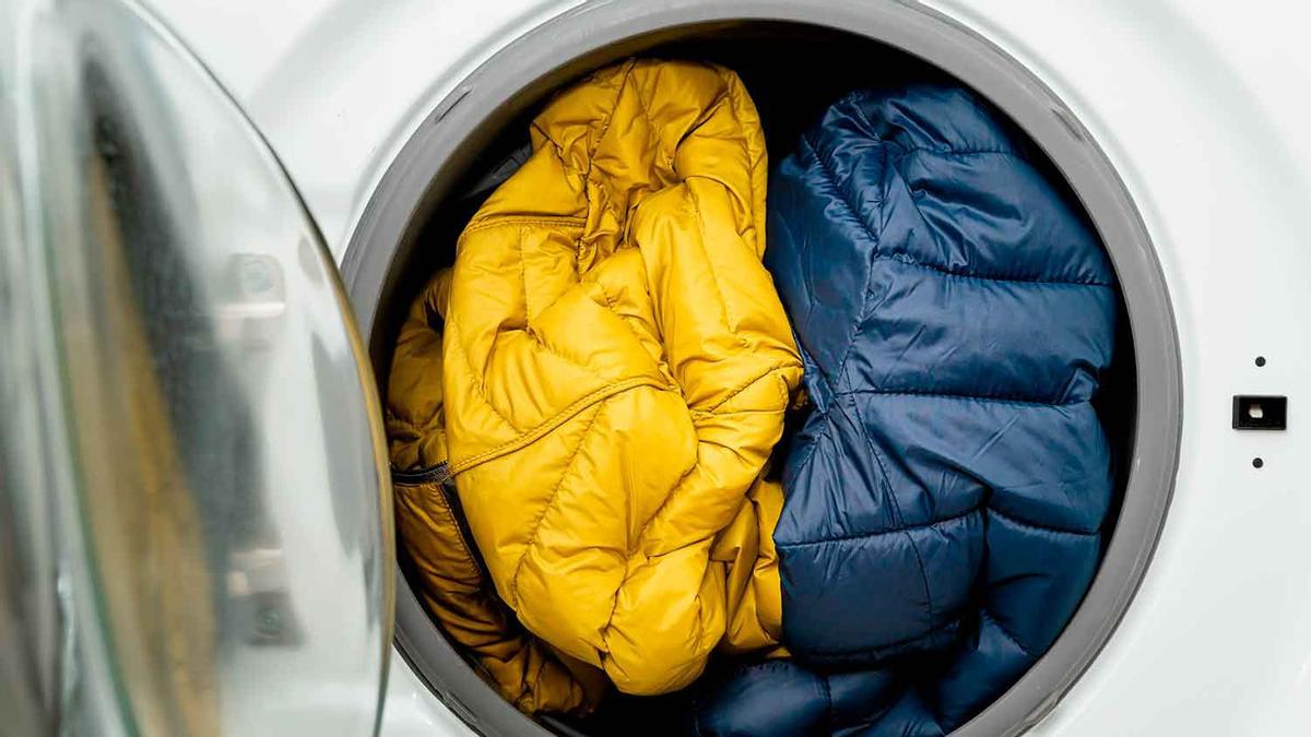 Adiós a la secadora y a la plancha colas en Lidl para hacerse con el soplador de aire que deja los abrigos acolchados de invierno como nuevos tras salir de la lavadora