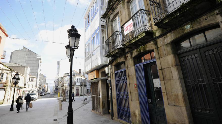 La fachada de un edificio de la Porta do Sol de A Estrada luce el cartel de &quot;Se vende&quot;.