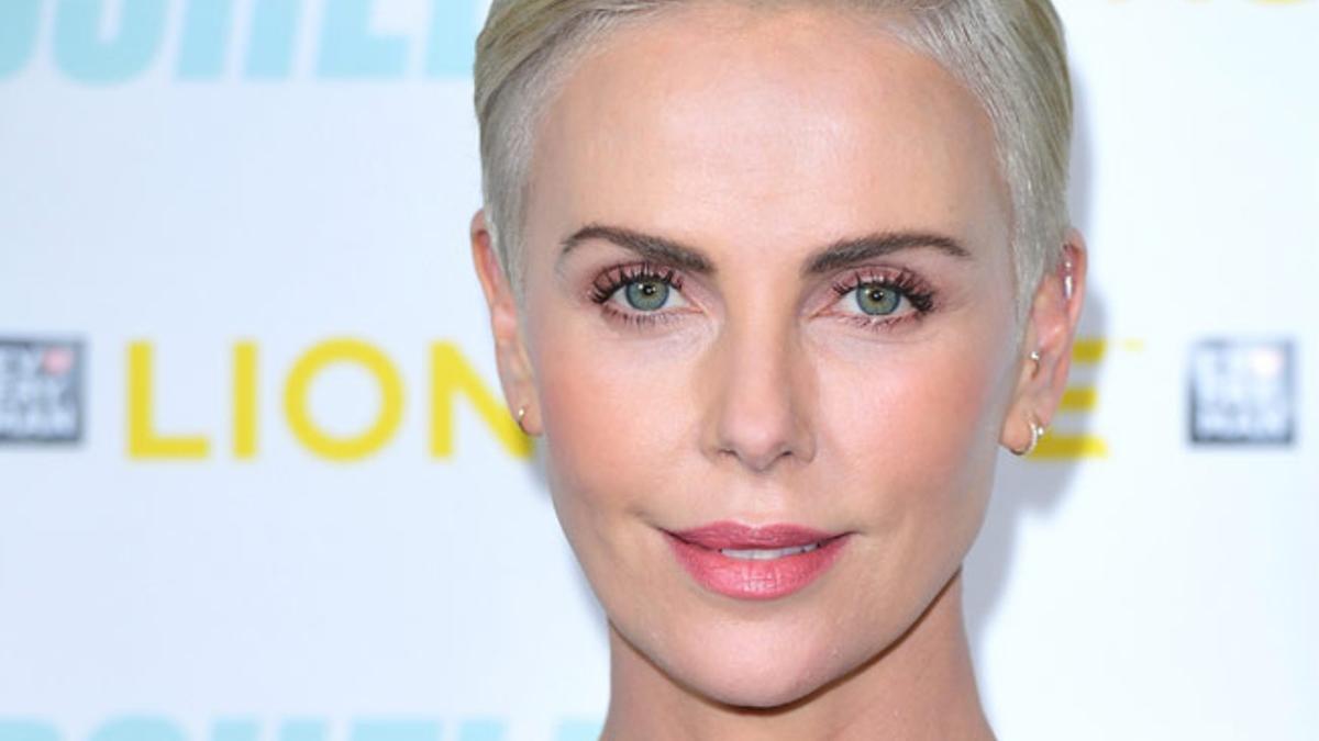 Charlize Theron posa en Londres por la presentación de 'Bombshell'