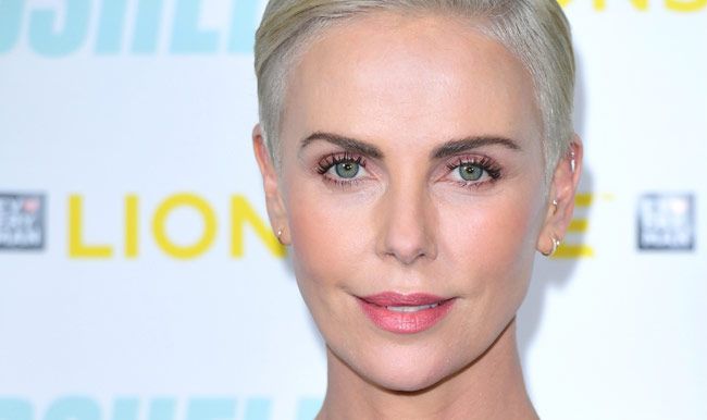 Charlize Theron posa en Londres por la presentación de 'Bombshell'