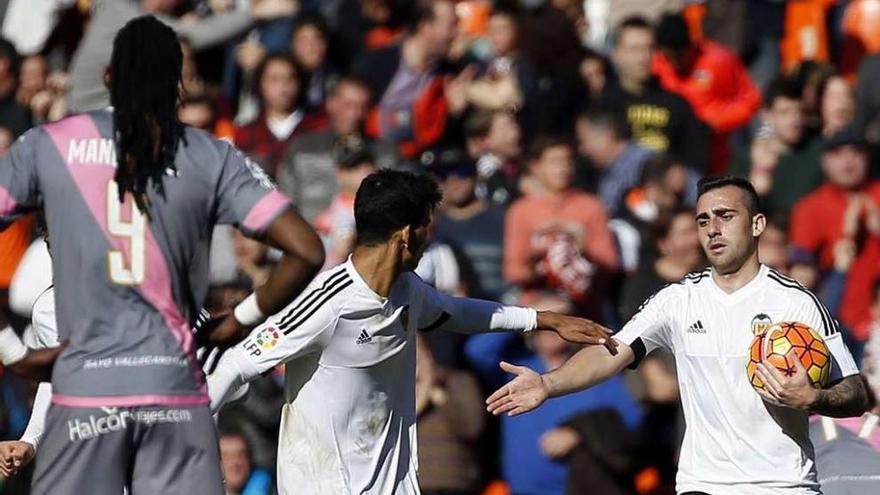 Paco Alcácer, a la derecha, tras marcar el definitivo 2-2 frente al Rayo.