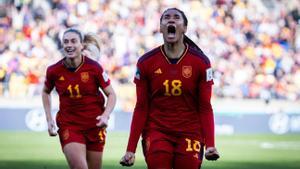 Salma Palalluelo celebra el gol de la victoria de España