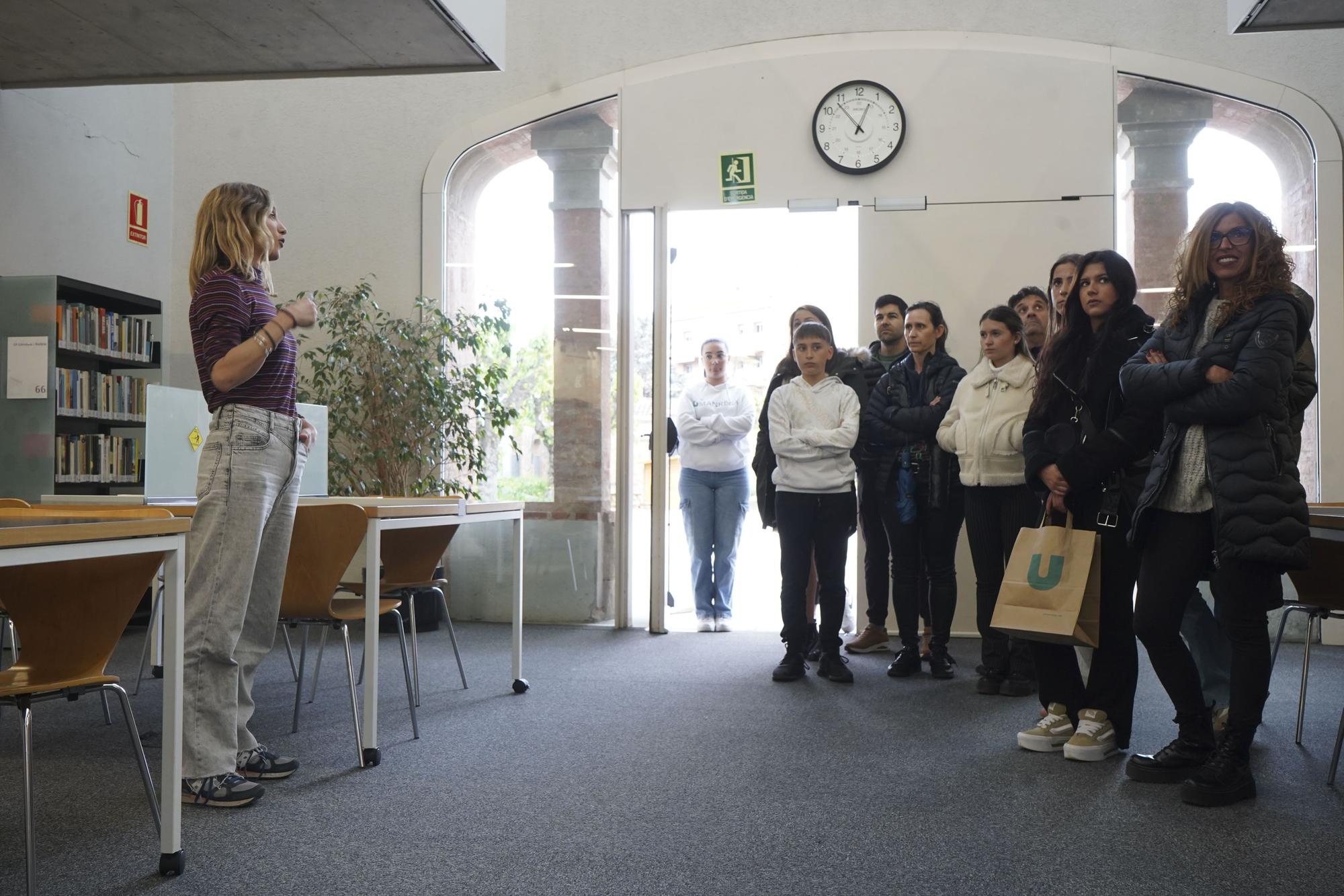 Famílies de potencials estudiants visitant espais de la UManresa i atenent les explicacions que els han donat professionals i alumnes del centre