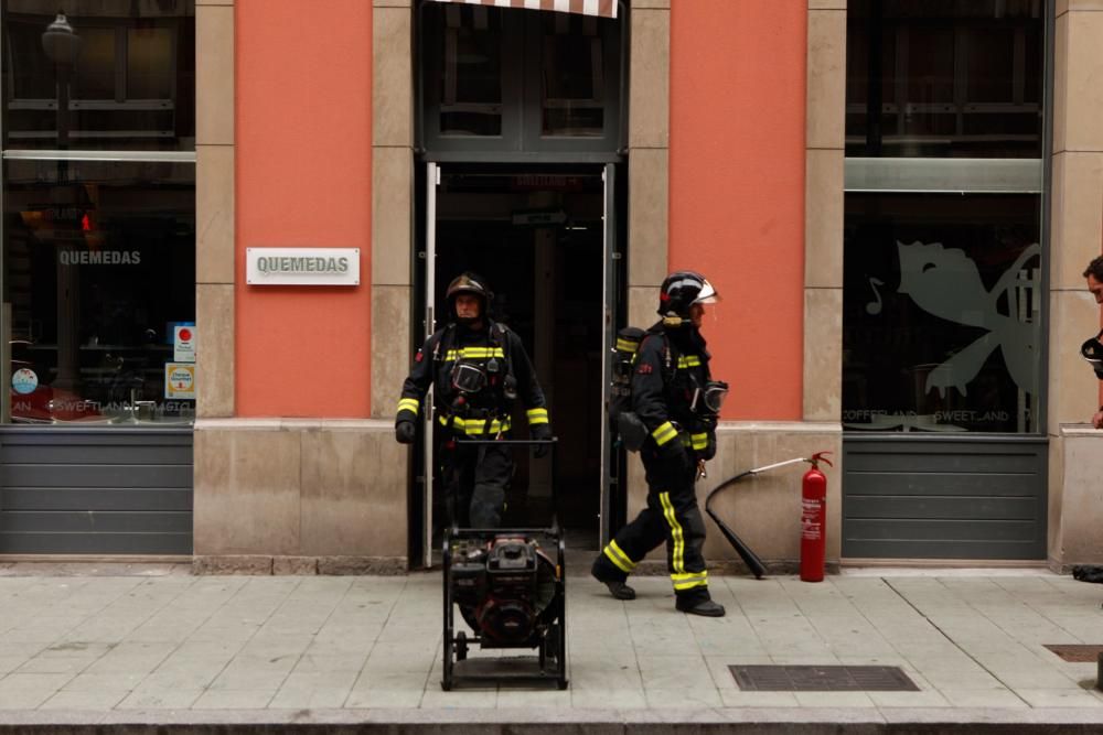 Desalojado un local en Gijón al incendiarse una freidora