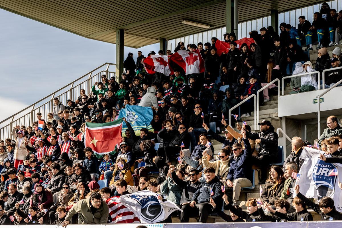 Assistents de diversos països a l'Estadi de Vilatenim.
