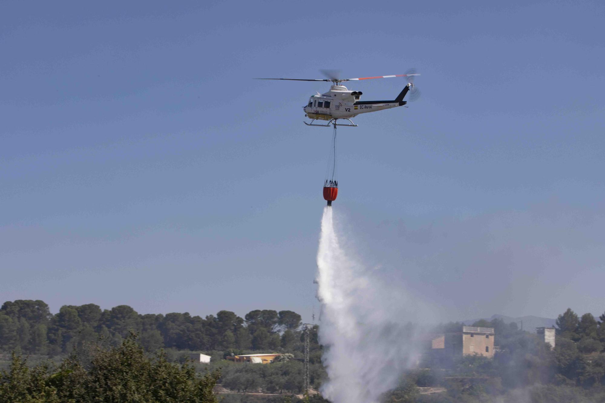 Los incendios de Ontinyent y L'Olleria movilizan una importancia dotación de bomberos y hasta 16 medios áreos