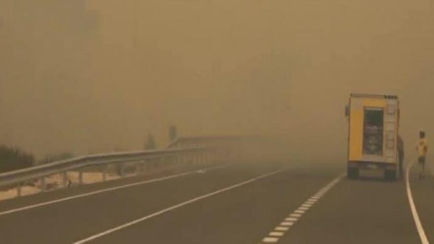 Los bomberos luchan contra un grave incendio en Òdena