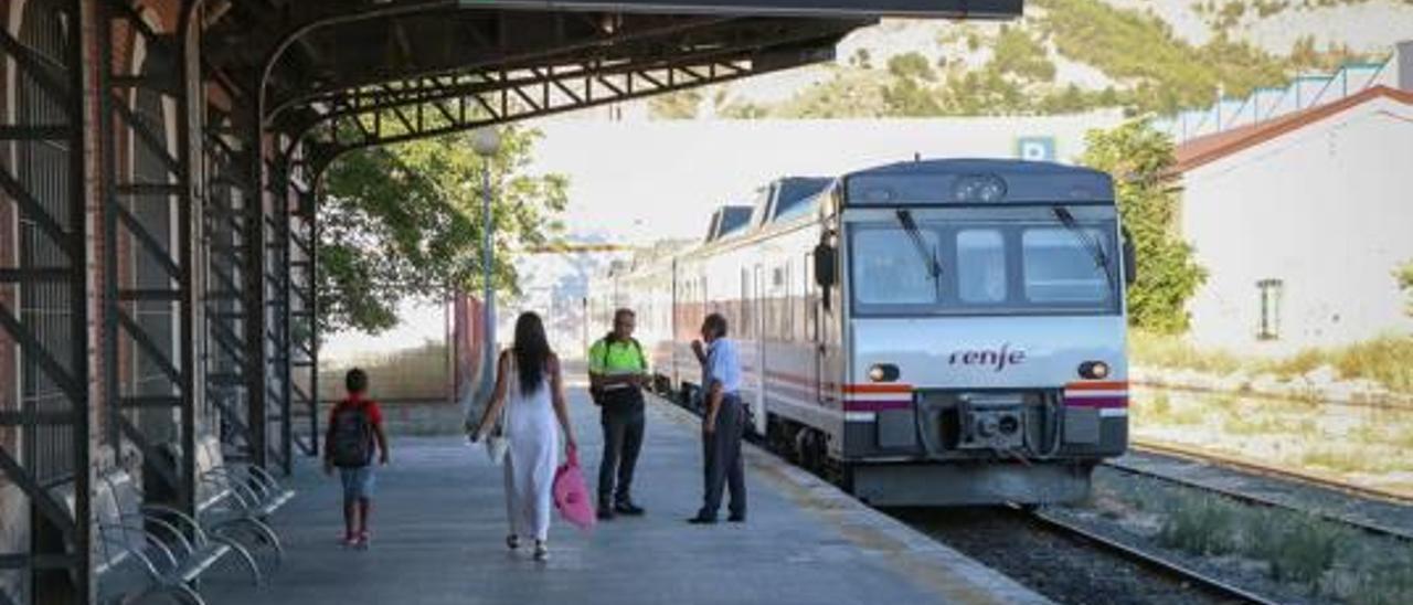 Tren en la estación de Alcoy a punto de salir hacia Xàtiva.