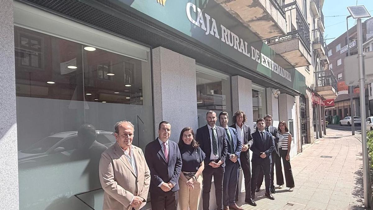 Urbano Caballo, presidente, y Rocío Morales, directora general, junto a directivos y trabajadores de la nueva oficina en Plasencia.